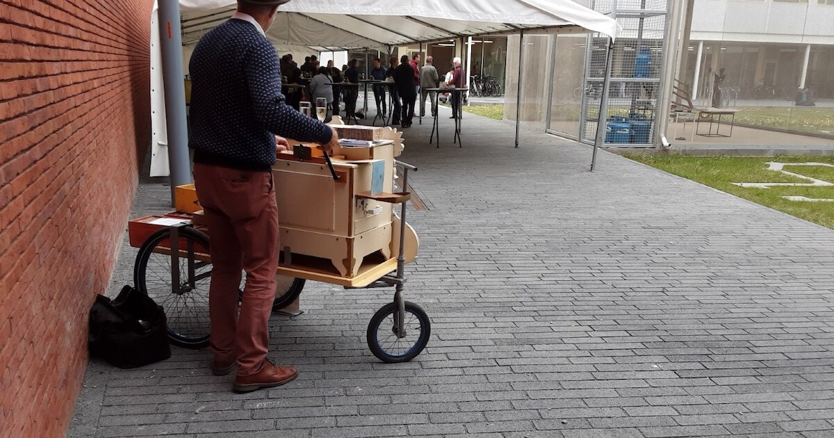 Straatzanger ‘Pier n lala’ organiseert mini-orgelfestival op binnentuin ...