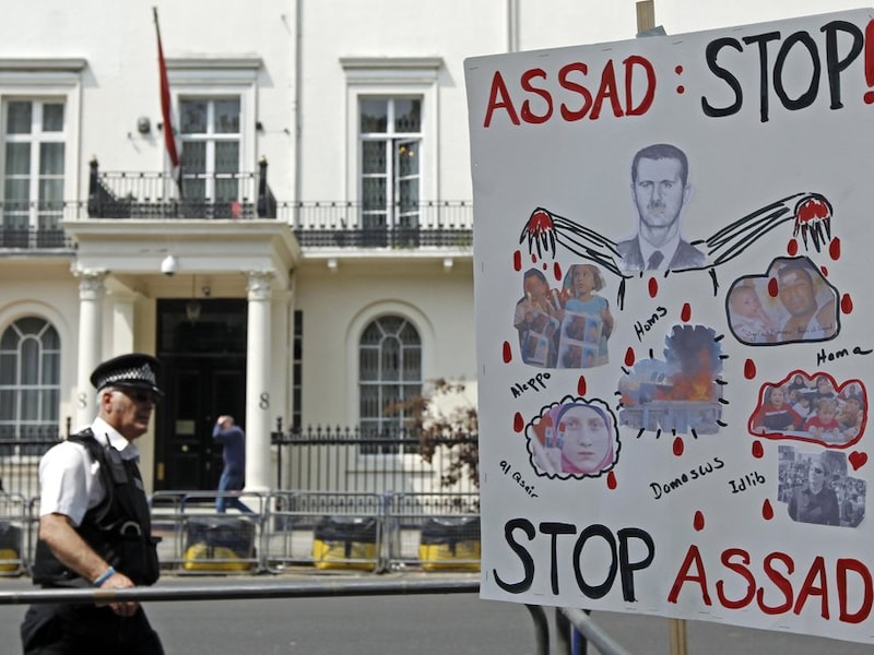 Protest aan de Syrische ambassade in Londen.