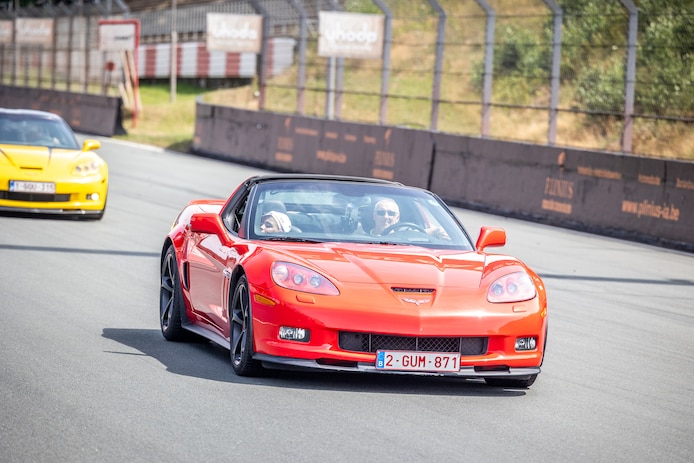 In blinkende Corvettes en Camaro's genieten kindjes met kanker van Circuit  Zolder: “Even weg van het ziekenhuisbed” | Instagram HLN | hln.be