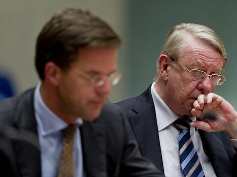 Premier Mark Rutte (l) en Defensieminister Hans Hillen tijdens een debat over Libië in Den Haag.