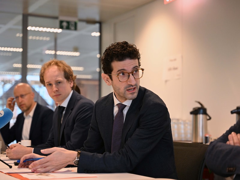 Schepen Thomas Van Oppens (Groen) en burgemeester Mohamed Ridouani (Vooruit) zijn behoorlijk boos over de besparingen van de Vlaamse regering.