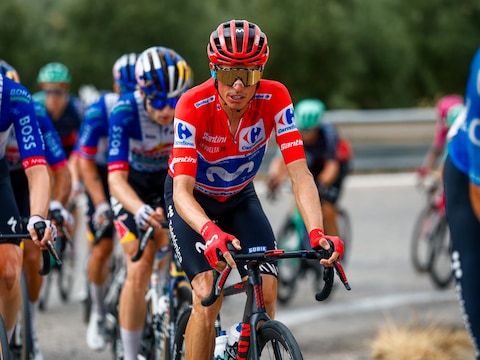 Rode trui Enric Mas pakt opnieuw seconden op Primoz Roglic, Marco Brenner schenkt Tudor eerste zege in grote ronde