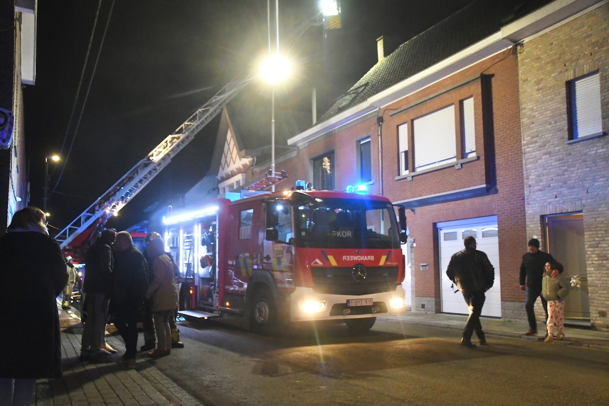 Man probeert schoorsteenbrand te blussen maar raakt bevangen door rook ...