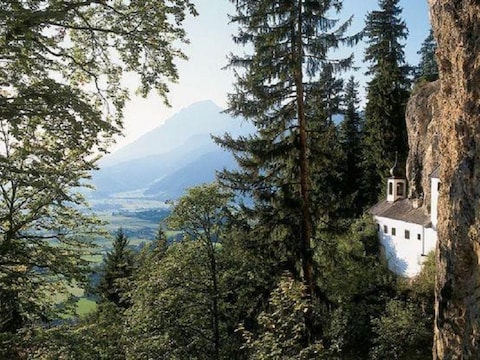 Het huisje in de Oostenrijkse Alpen is 350 jaar oud en uit de rotsen gehouwen. Het leven is er allerminst luxueus.