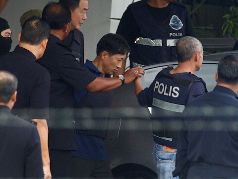 De Noord-Koreaanse verdachte Ri Jong Chol verlaat het politiekantoor in Sepang.