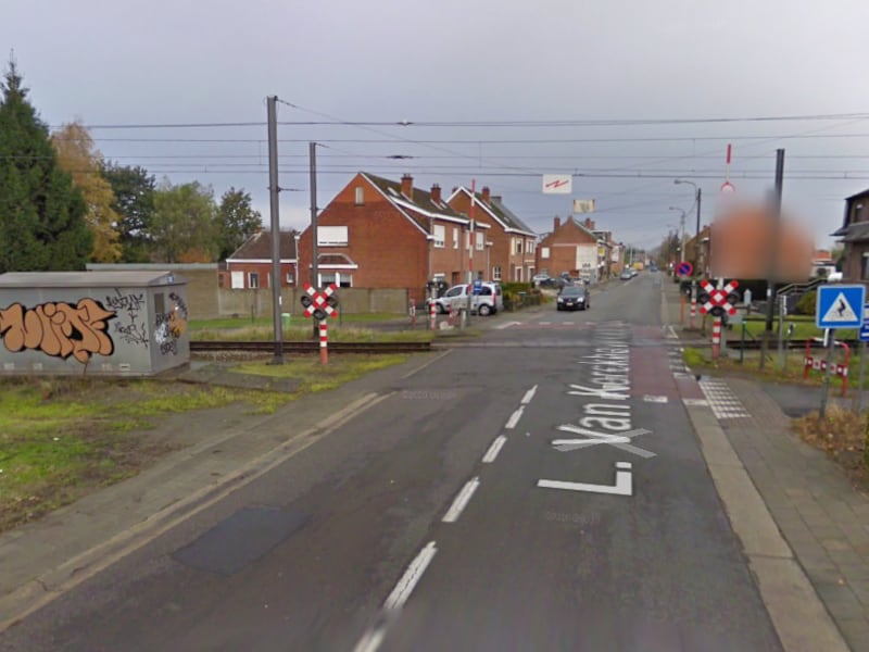 De spooroverweg aan de L. Van Kerckhovenstraat en Kleine Amer in Puurs-Sint-Amands.