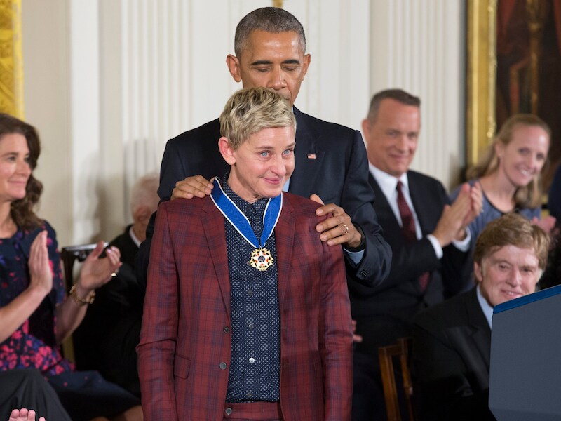 Obama overhandigt TV-persoonlijkheid Ellen DeGeneres de 'Presidential Medal of Freedom'.