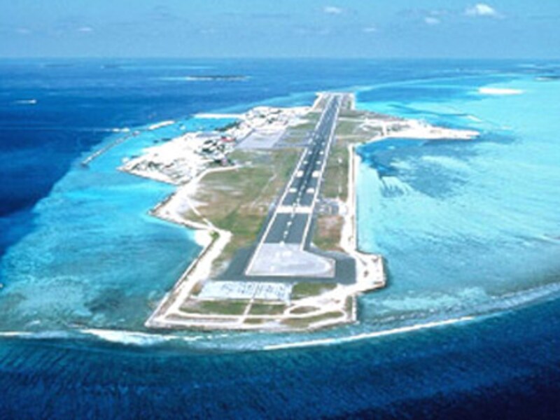 De enige start- en landingsbaan van Male International Airport
