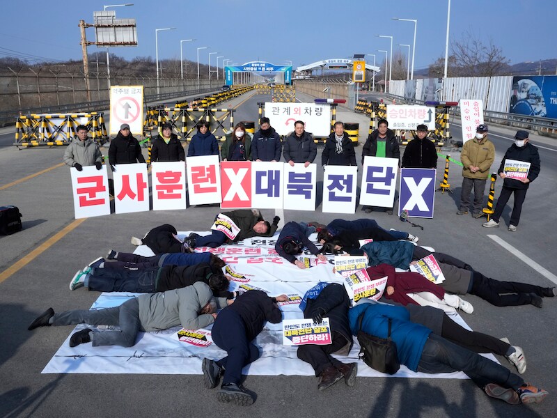 Zuid-Koreaanse vredesactivisten houden een 'die in' om hun eis voor vrede op het Koreaanse schiereiland kracht bij te zetten.