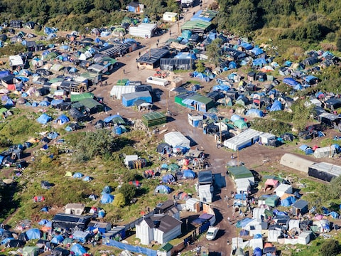 Een luchtbeeld van de "jungle" van Calais, waar duizenden vluchtelingen leven.