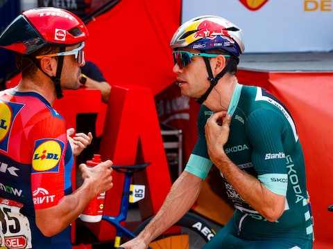 LIVE. Wout van Aert glipt meteen mee met ruime kopgroep van 43 (!) renners in etappe “die hem op het lijf geschreven is”