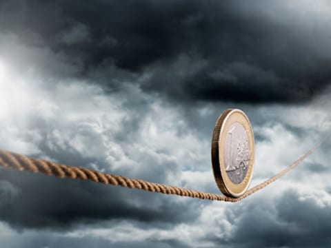 Nog meer donkere wolken troepen samen boven de economieën van de eurozone.