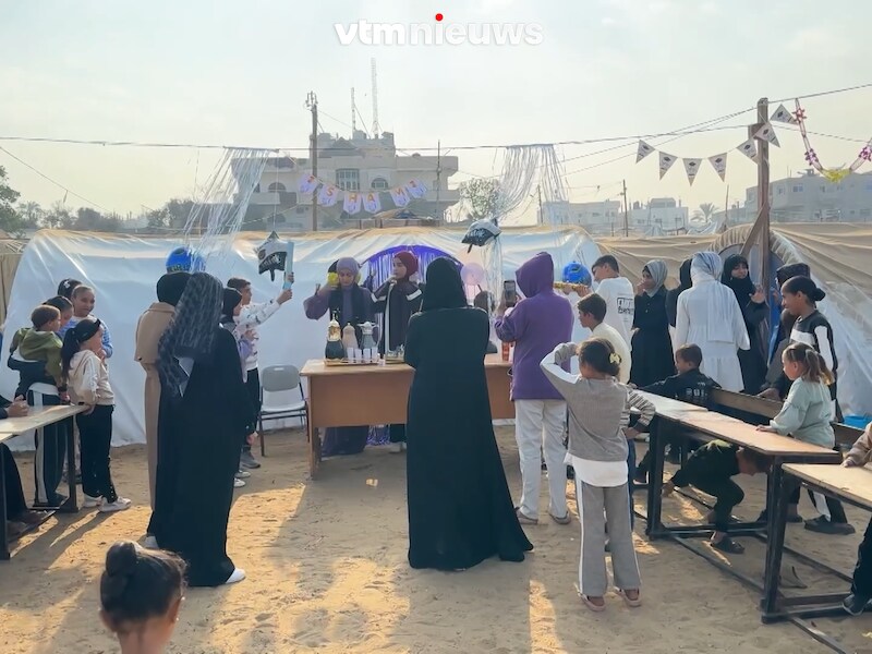 Scholieren in Gaza vieren proclamatie zonder ouders, in een vluchtelingenkamp voor weeskinderen