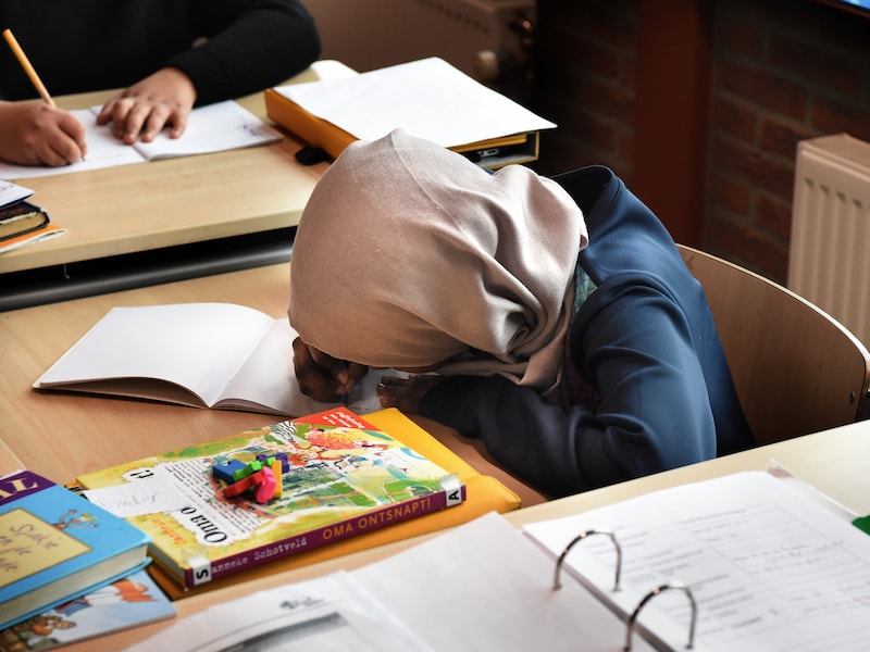 Hoofddoekenverbod wordt opgenomen in schoolreglement stedelijk basisonderwijs: “Het gaat niet over discriminatie maar neutraliteit”