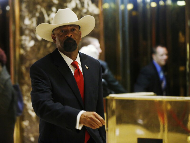 De omstreden sheriff na een meeting in de Trump Tower in november vorig jaar