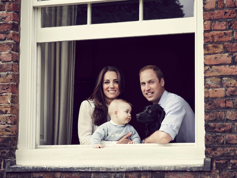 Kate en William met zoontje George en cocker spaniël Lupo.