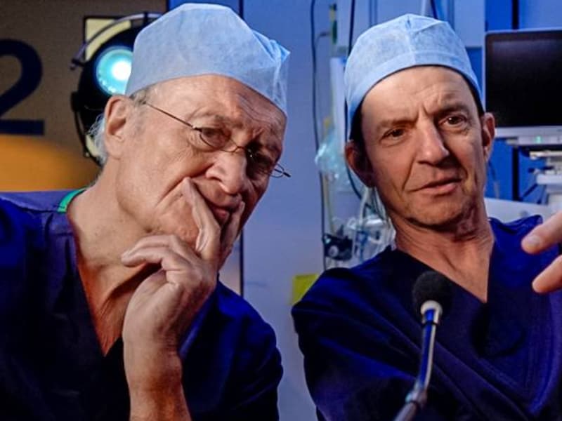 Jacques Vermeire en Koen Wauters in ‘De operatiekamer’. 
