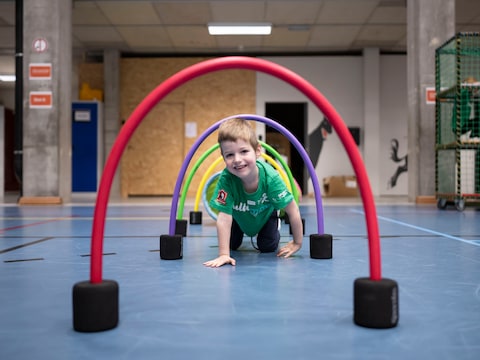 Afbeelding ter illustratie: een kind speelt in een sporthal. 