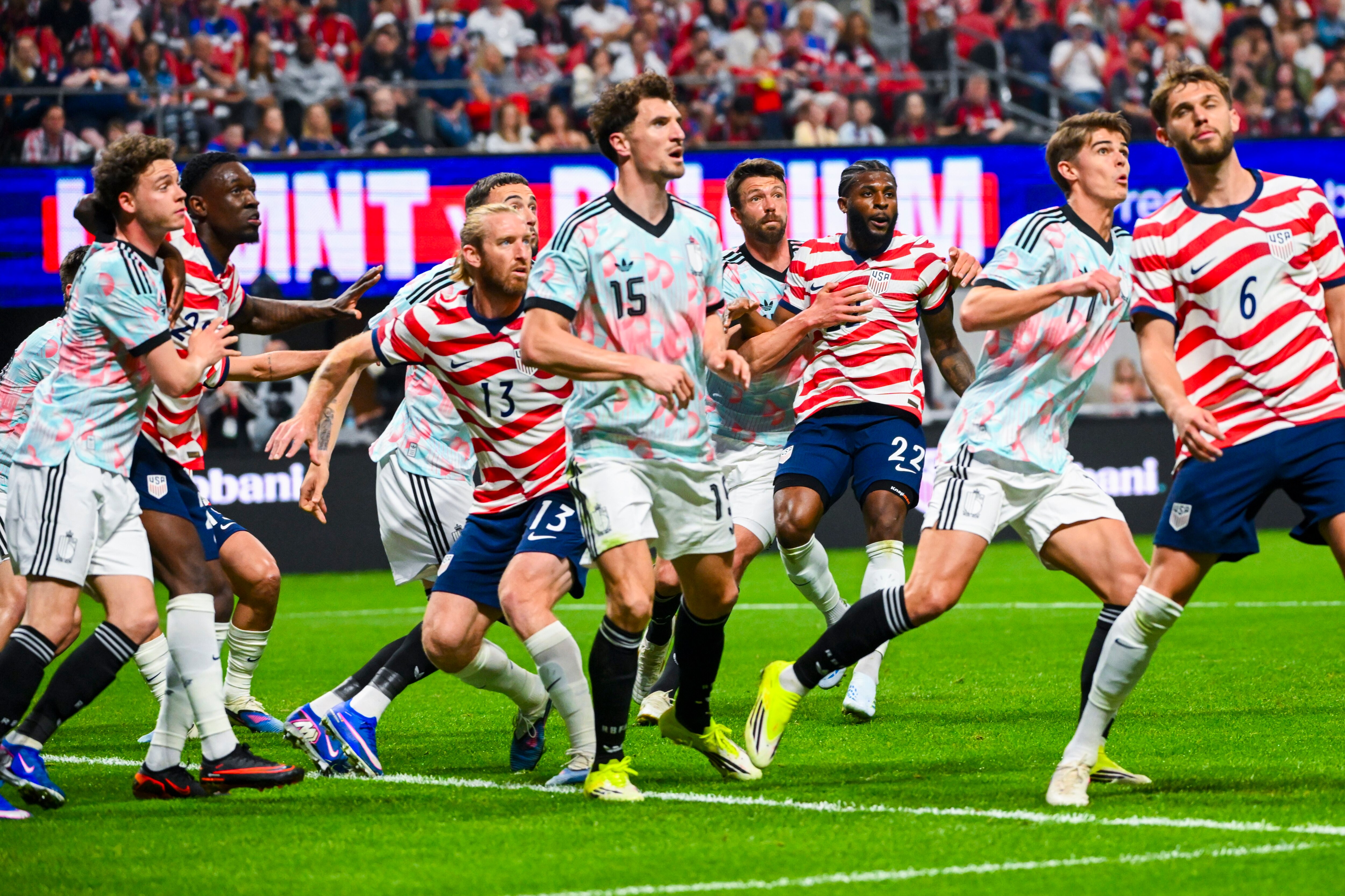 “Dit kan gewoonweg niet”: Marc Degryse scherp voor verwarrende shirt ...