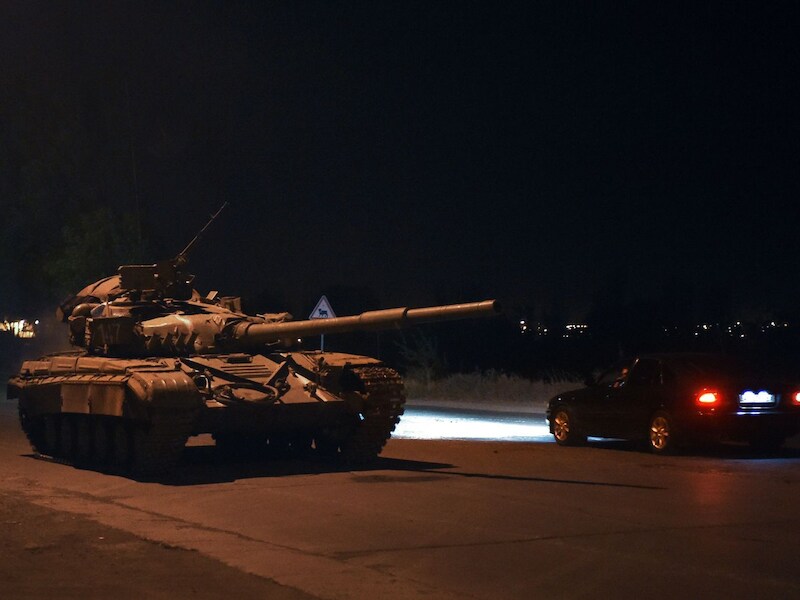 Een Oekraïense tank houdt de wacht net buiten de Marioepol, waar vannacht diverse explosies te horen waren. Ook was er dikke rook te zien.