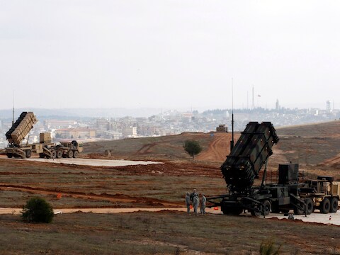 Eerder al heeft de NAVO Patriots ontplooid aan de Turkse grens met Syrië.