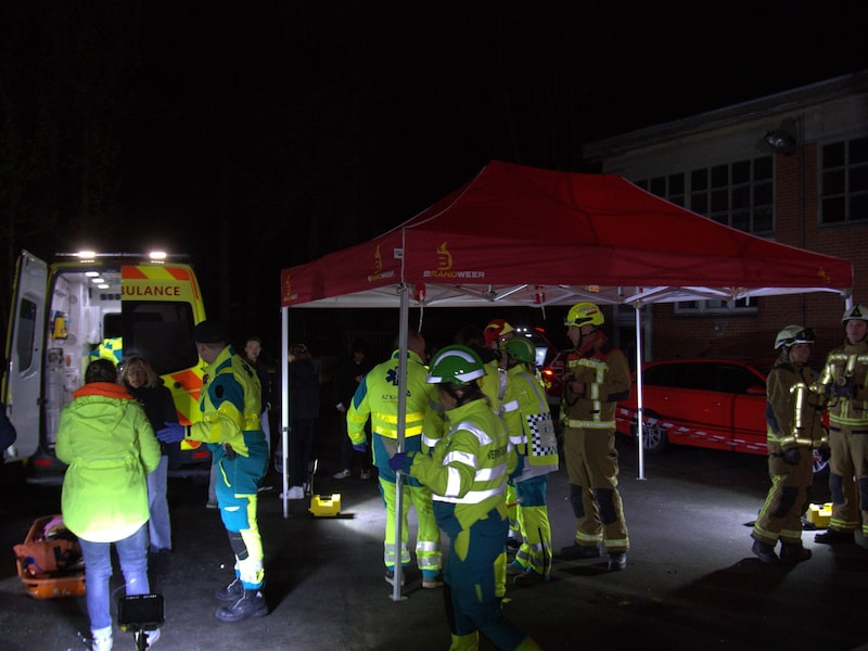 (illustratiebeeld) Brandweer Zone Rand kwam ter plaatse om de personen uit het busje te bevrijden.