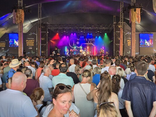 Mama's Jasje mag spelen voor een volle tent.