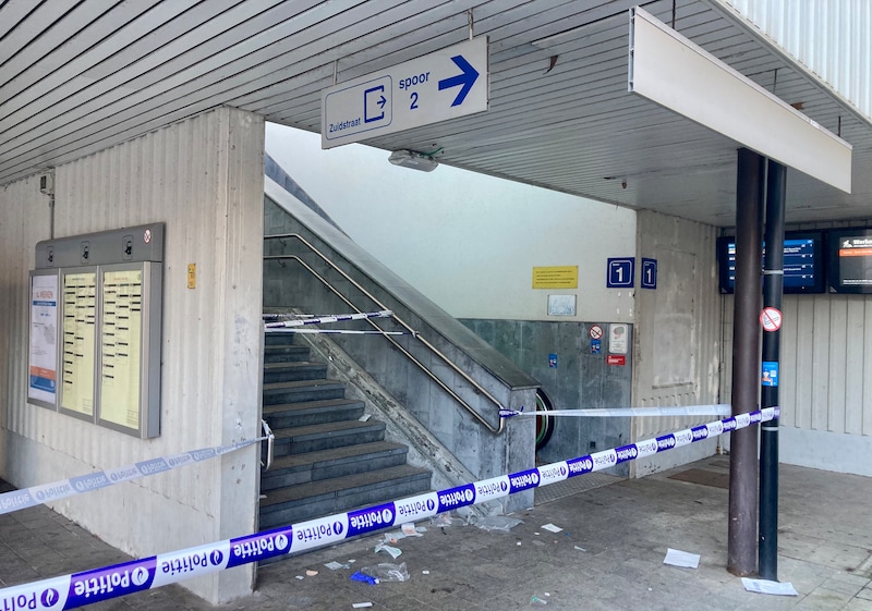 Steekpartij aan het station van Harelbeke. Politielinten markeren de plaats van de feiten.
