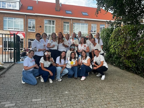 Het voltallige team van de Sint-Vincentiusschool met in het midden directrice Lies De Jaeger.