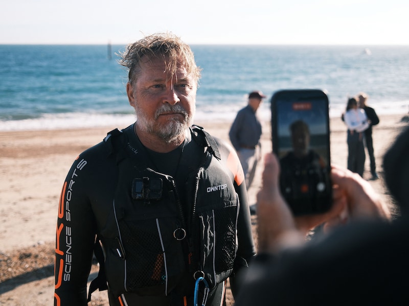 Karl Bushby na zijn aankomst op Shakespeare beach nabij Dover in Engeland.