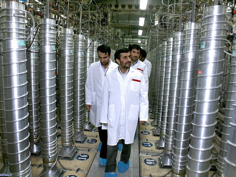 De Iraanse president Ahmadinejad (midden) in 2008 op bezoek bij een nucleaire verrijkingsinstallatie in eigen land.