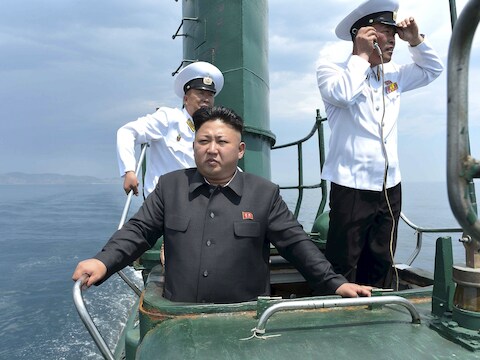 De Noord-Koreaanse leider Kim Jong Un aan boord van een duikboot tijdens een inspectie in 2014.