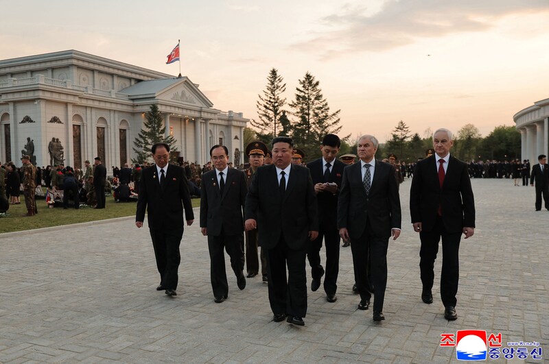 North Korean leader Kim Jong-un (center) during the inauguration ceremony of the 'Memorial Museum of Military Achievements Abroad' in Pyongyang, together with the Chairman of the Russian State Duma, Vyacheslav Volodin (2nd from right), and Russian Defense Minister Andrei Beloussov (right).