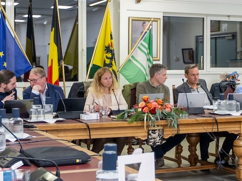 Voorzitter van de gemeenteraad Tamara Bogaerts (midden) verdedigde de aanpassingen van het reglement.