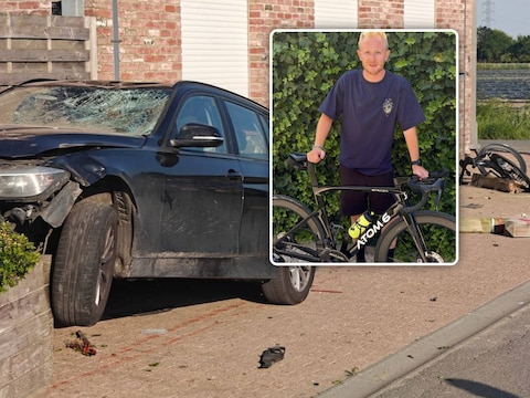 De auto kwam na het ongeval tegen een bloembak tot stilstand. De fiets van Michiel ligt iets verderop. Intussen kruipt de jonge renner opnieuw voorzichtig op de fiets.