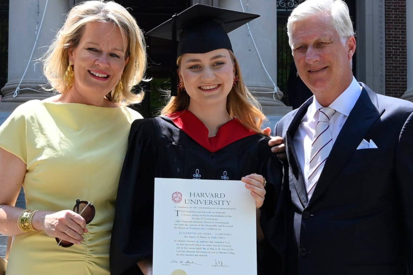 prinses-elisabeth-poseert-samen-met-koning-filip-en-koningin-mathilde-ze-toont-haar-diploma-van-harvard