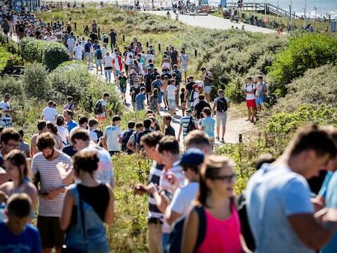 Pokemon-jagers in het anders zo rustige Kijkduin bij de Nederlandse stad Den Haag in 2017. Gebruikers op zoek naar zeldzame Pokémon zorgden destijds voor overlast in de duinen.