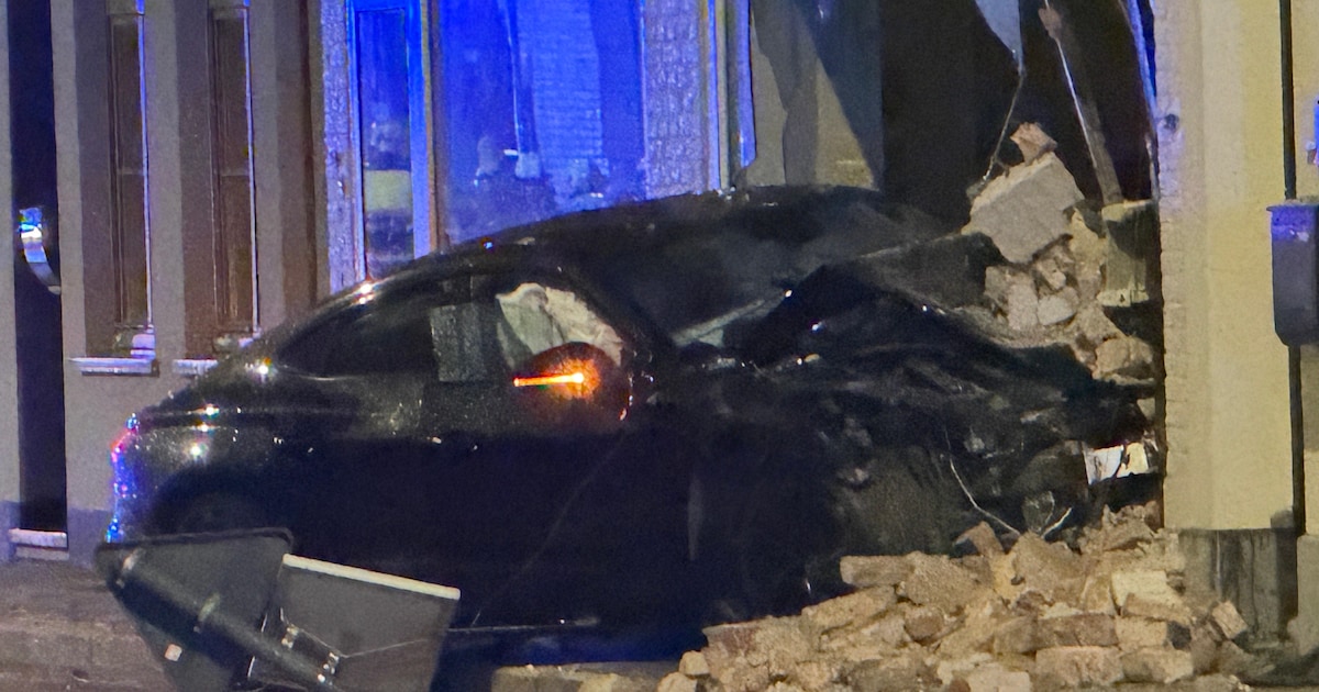 Beschonken bestuurder crasht tegen auto’s en huisgevel in Brugge, én beschadigt ook gasleiding: “Er