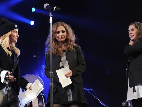 Madonna kondigt Maria Alyokhina en Nadezhda Tolokonnikova aan. De leden van Pussy Riot zaten allebei 21 maanden vast achter de tralies.