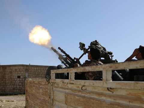 Syrische rebellen vuren luchtafweer af op een helikopter van het regime.