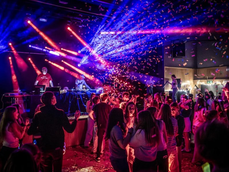 Feest mee in ‘ijsparadijs’: ticketverkoop voor populaire jongerenfuif in Schoten start woensdag