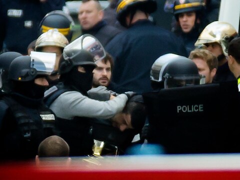De Franse politie arresteert een verdachte tijdens een politieactie tegen terreurverdachten in de Parijse voorstad Saint-Denis.