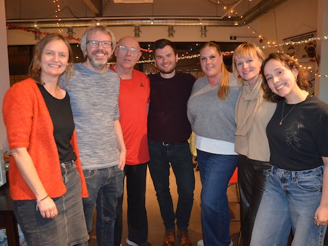 De initiatiefnemers en vrijwilligers van ‘Solidair Ninove’ vorig jaar tijdens het eerste kerstetentje voor alleenstaanden en mensen voor wie een kerstdiner om een of andere reden niet vanzelfsprekend is.