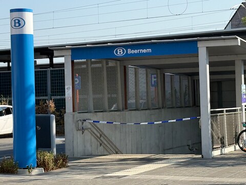 Een man is levenloos aangetroffen in de tunnel van station Beernem. De politie sloot de omgeving af voor passanten.