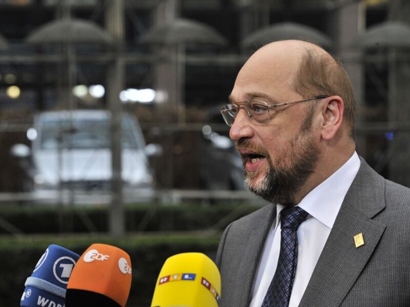 Schulz roept Syrië op humanitaire hulp toe te laten .