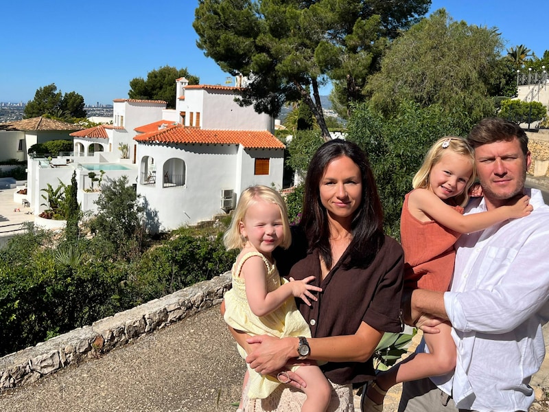 Lenny Janssens uit ‘Blind getrouwd’ en Chloé Evangelista uit ‘Expeditie Robinson’ zetten Casa Mimo in Altea te koop. Op de foto staan ze met dochters Moon en Mint.