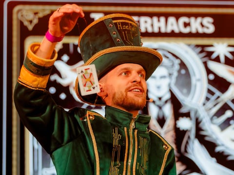 Tijdens TechWijs neemt Inti De Ceukelaire mensen mee in zijn ToverHacks show