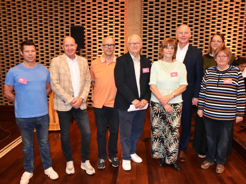 De oganisatie van de boekenbeurs samen met Patrick Maesen en burgemeester Marino Keulen.
