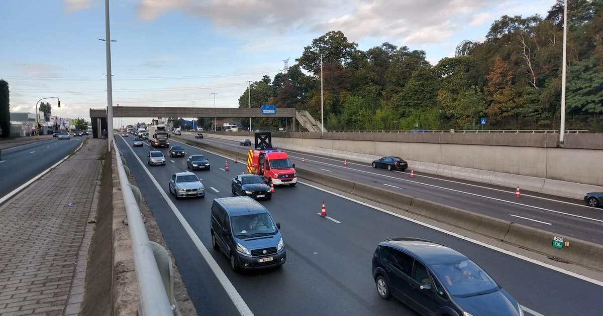 A12 richting Antwerpen volledig afgesloten in Schelle na twee ongevallen in Aartselaar: meer dan uur