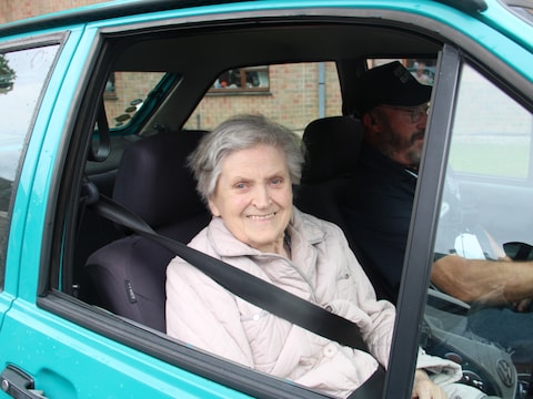 Liefhebbers van oldtimers namen rusthuisbewoners mee voor een rondrit